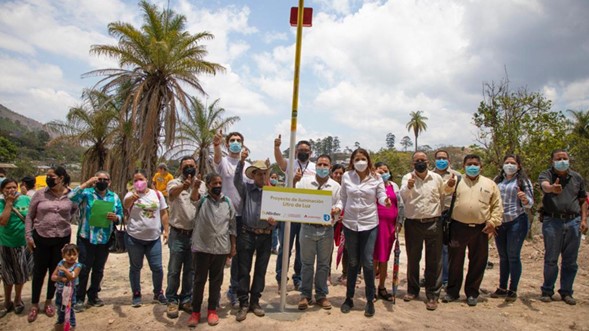 Apoyamos comunidades con iluminación solar cerveceria hondureña